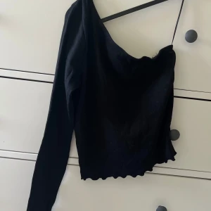 one of shoulder topp ginatricot  - Använd fåtal gånger, nyskick.  Storlek M  Säljer för 100kr 