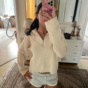 Zip stickad tröja  - Beige stickad tröja med zip