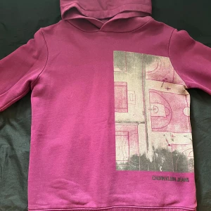 Calvin Klein hoodie - Hoodien har använts 1-2 gånger. Det är en ganska gammal modell som inte finns längre att köpa och kostade 900. Den är i storlek 14, vilket är 158 - 164
