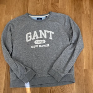 Gant tröja - Gant tröja i storlek L men passar även mig som brukar ha M i klädstorlek. Jag säljer även en i vit med vinröd text på längre ner i samma storlek. Storlek L men passar mig som brukar ha M i tröjor
