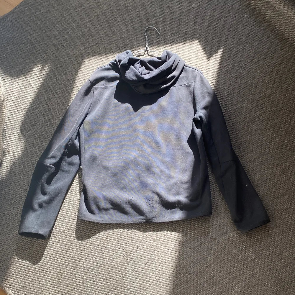 Sälejer nike tech fleece, för liten nypris ca 1000kr . Hoodies.