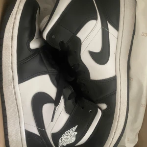 Jordans skor  - Jag har använt de ett par gånger men de är i jättebra skick och passar till allt. Väldigt snygga på. Jag köpte även skorna för ungefär 1750kr. Så säljer de för riktigt bra pris 