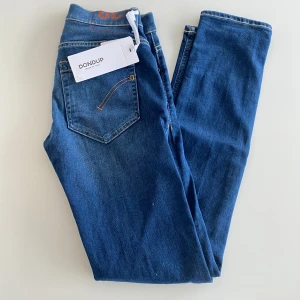 Dondup jeans - Säljer dessa sjukt trendiga och helt nya dondup jeans i modellen george. Skick 10/10 helt nya med tags kvar! Storlek 29 men passar nog lite större. Nypris ca 3000, säljs för 1149.  Kom priv för fler bilder eller frågor!