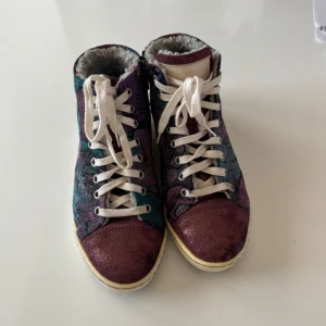 Rich Ycled sneakers m foder lila blått  - Unika handgjorda italienska sneakers med läderdetaljer och  ett coolt mönster i lila, grönt och blått. Skorna har en fodring som gör dem perfekta för kyligare dagar. De har snörning framtill och en dragkedja på insidan. Nypris 2500kr