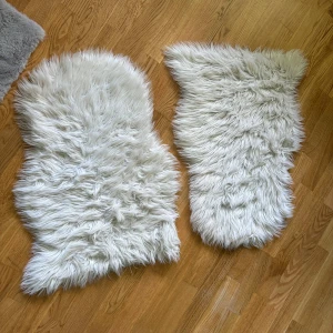 Matta - Två stycken får skinn mattor