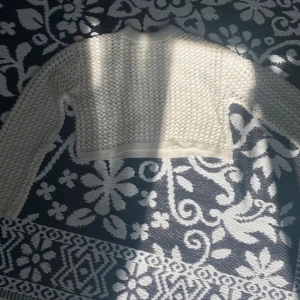 Hålig tjocktröja  - Stickad Tjock tröja med hål. Använd ganska mycket för längesen men inga skador. Säljer för den är för liten och kommer inte till användning. Lite tyngre plagg men tänker man inte på när man har på sig.