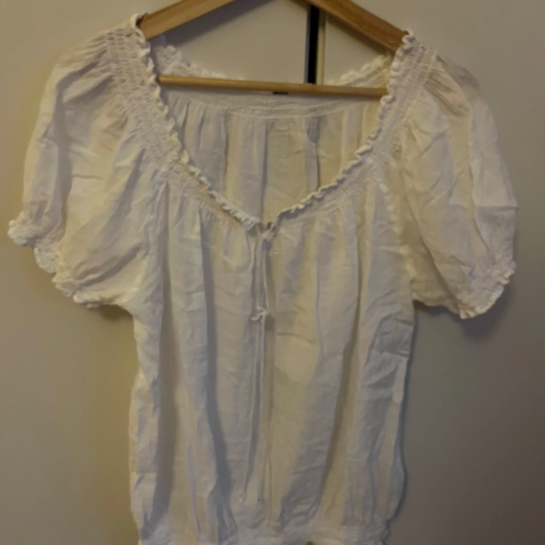 Vit blus med spetsdetaljer - 90