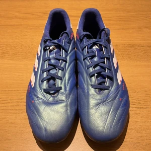 Fotbollsskor Adidas - Nästan helt oanvända Adidas Copa fotbollsskor i storlek 43 1/3! 