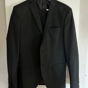 Kostym använd 3 ggr  - Jättefin svart ”ungdomskostym” Slim fit byxa  Nypris 1995kr