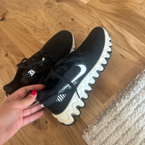 Nike sneakers  - Endast testade säljer pga skor rensning.  Strl 37 Pris: 300 ( pris kan diskuteras)