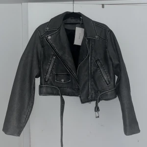 Skinnjacka - Ny oanvänd skinnjacka i M, passar S