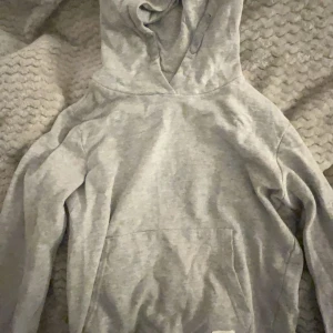 Grå hoddie - Grå hoddie från lager 157 i stl Xs med fleece material inuti