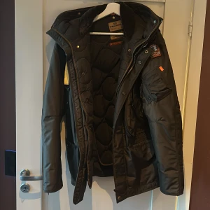 Para jumper mörkgrön jacka - Använd någon enstaka gång köpt på gamla johnells i kista är i nyskick ny pris var väll runt 11 vad jag har för mig.