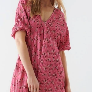 Rosa klänning  - Knappt använd  Liten i storleken  St L Ginatricot 