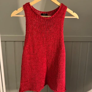 Virkad väst Massimo Dutti  - Superfin virkad/stickad väst från massimodutti i en rättefin röd färg! Helt ny endast använd en gång. Storlek S men passar S-M. Nypris 859kr
