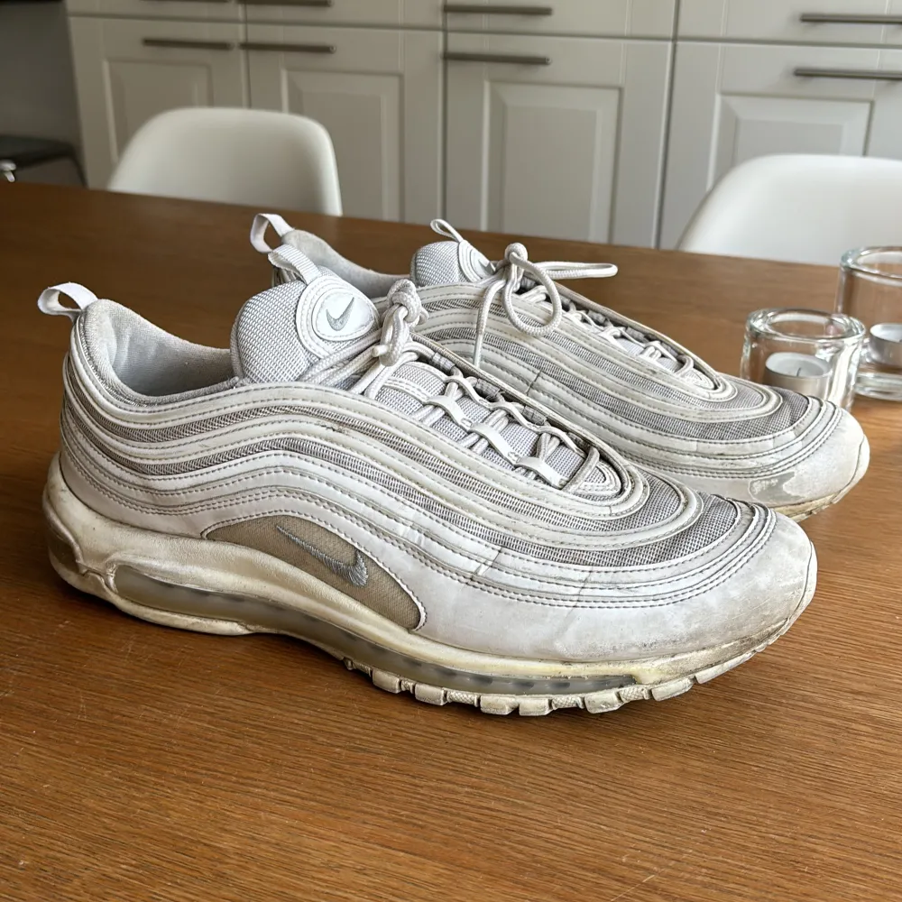 Säljer nu mina vita Air Max 97 som inte är använda på ett bra tag. I ett använt skick men kan nog egentligen bara putsas till lite så ser dem som nya ut. Hör av er för frågor osv, pruta gärna:) . Skor.