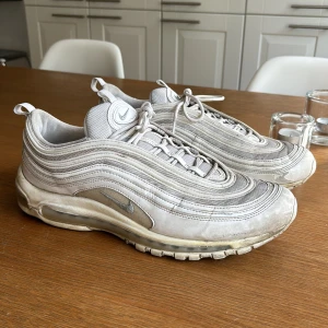 Air Max 97 Vita - Säljer nu mina vita Air Max 97 som inte är använda på ett bra tag. I ett använt skick men kan nog egentligen bara putsas till lite så ser dem som nya ut. Hör av er för frågor osv, pruta gärna:) 