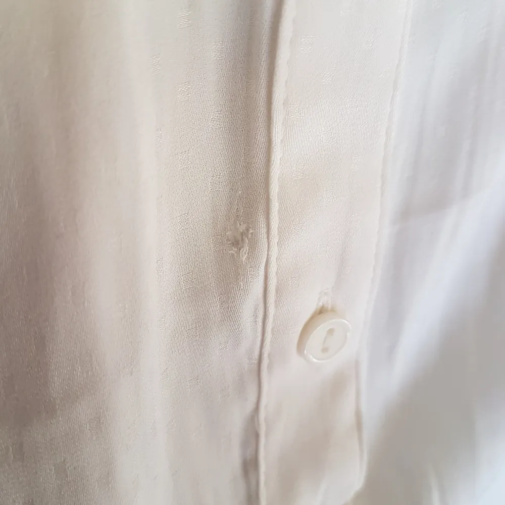 Aldrig använd! Sval, skir blus m fina detaljer. Tyget har satinkänsla & är mönstrat m små rutor. (Hittat ett mystiskt liitet halv-hål vid knappslån, enl bild 5). ~ STOR rensning i min shop ~ Välj 5 för 100kr oavsett pris, skicka medd/lämna prisförsl . Puserot.