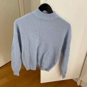 Babyblue sweater halvpolo  Storlek XS  Från New Yorker  Lite sliten 