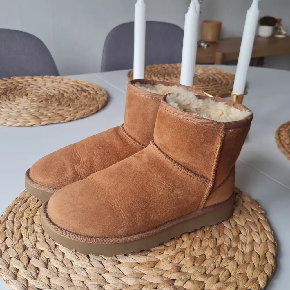 Jättefina Ugg skor i stl 37💓Modellen är classic mini II boot i färgen chestnut. Mycket bra skick, inga fläckar! Säljer då jag knappt använder dem😊 Skolåda medföljer. . Skor.