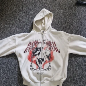 Fet graphic zip up - Asfet zip up hoodie med graohic Köpt från boohooman Väldigt bra skick, några deffekter men inget märkvärdigt S men sitter som M 
