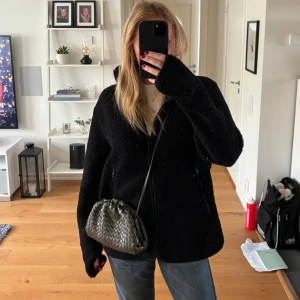 Teddyjacka  - Såå fin svart teddyjacka från Gina, storlek M så sitter lite oversized på mig som vanligtvis har S, fint skick 💕priset kan diskuteras vid snabb affär 