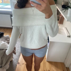 Stickad offshoulder tröja!🤍 - Säljer denna gosiga offshoulder tröjan då den ej används! Så mysig och i bra skick. Inga fläckar eller hål och är från H&M.