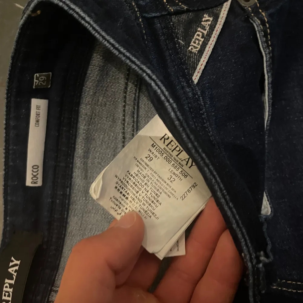 Säljer nu mina riktigt feta Replay jeans som är köpta på NK Stockholm, kvitto finns. Endast prövade, alltså helt som nyskick. Storlek 29/32 men passar någon med midja 30-31. . Jeans & Byxor.