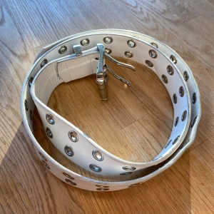 Vitt bälte - Bra skick. Kan köpas tillsammans med de svarta bältena. 