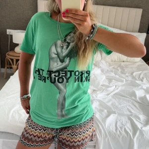 Marc Jacobs tshirt - Så snygg och cool tshirt från Marc Jacobs!! Såå fin och unik färg💚💚väldigt eftertraktad och sällsynt färg