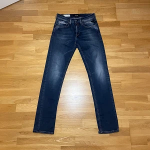 Replay Jeans - Säljer mina mörkblåa Replay jeans i storlek 30/32. Modellen är Grover, passform slim fit. Jeansen är i mycket bra skick. Hör av dig vid minsta lilla fundering👍