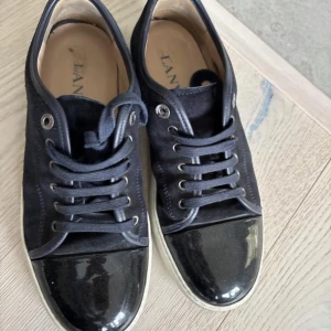 Lanvins - Tja säljer nu dessa stilrena lanvins 7-8/10 skick kommer in i storlek 41-uk7, allt medföljer, hör av er om ni har några frågor eller funderingar✅🤝