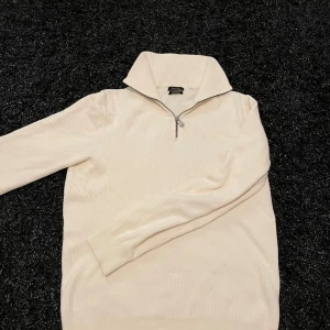 Massimo dutti halv zip - Hej säljer nu denna stickade tröja bra skick 8/10 riktigt fin tröja tyvärr kommer den ej till användning men det är bara att höra av dig om frågor!👍🏼
