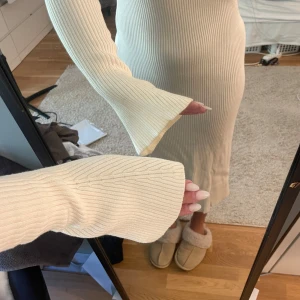 Vit stickad klänning - Vit klänning, använd en gång