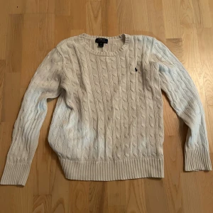 Ralph Lauren tröja - Vit Ralph Lauren tröja i bra skick passar runt 160-165 beror på hur man vill att den ska sitta