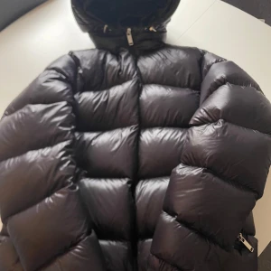 Zara Vinterjacka - Nypris 1800, köpt av mig i Sthlm. Storlek M, ni ser mig på bild jag är 182 och väger 70kg. 