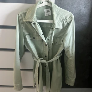 Jeans jacka  - Säljer denna från zara då den inte längre kommer till användning🤍