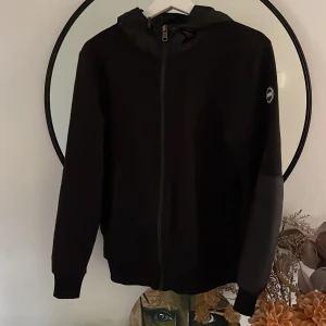 Colmar kofta/cardigan - Tja Säljer nu av min colmar cardigan då jag inte använder den längre skicket på denna är väldigt bra har endast använt den en sommar så skulle säga att den är som ny