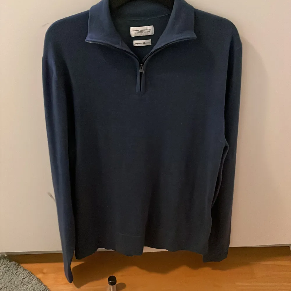 Säljer nu denna eftertraktade half zip i 100% merino ull ifrån These Glory Days. Har bara använt tröjan en gång då den va för stor för mig. Original storleken är L men passar mer som M/S. Skriv vid frågor eller funderingar!😊Nypris: 1100 mitt pris 399. Tröjor & Koftor.