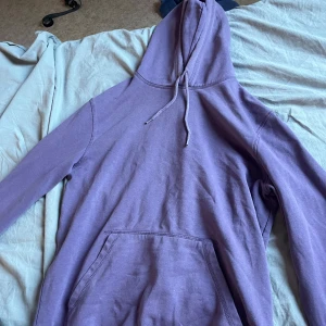 Lila hoodie från h&m  - Skick 7/10 lila h&m hoodie storlek xs