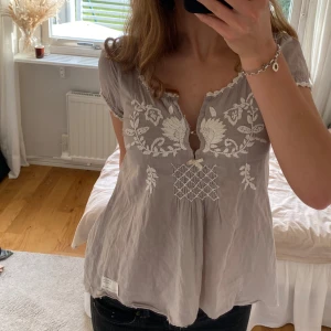 Odd Molly blus - Säljer denna jättesöta odd Molly blusen. Jag skulle säga att den passar xs-m. Den har en liten defekt som man ser på sista bilden men det är inget man tänker på.😊skriv om du har någon fundering.