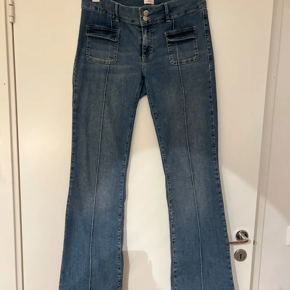 Säljer dessa trendiga Nelly jeans med fickor i fram. Säljer då de ej kommer till någon användning! Endast använda 3/4 gånger. . Jeans & Byxor.