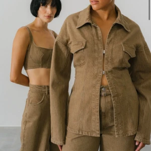 AVORA - PIAZZA JACKET - Helt oanvänd jacka med prislapp kvar från Avoras nya kollektion, nypris 2200kr men säljer för 999kr. Storlek 40, men liten i storleken! 