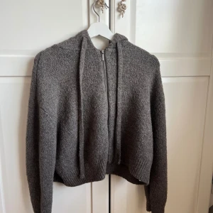 Stickad zip hoodie - Så snygg stickad zip hoodie som är lite kortare i modellen. Köpt på Zara för några år sedan, säljs ej längre. Endast testad. Storlek M-L. Passar allt från XS-L beroende på hur man vill att den ska sitta!♥️