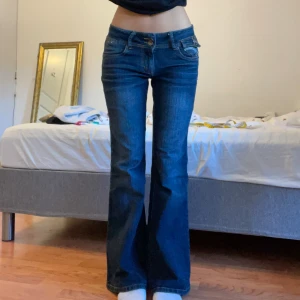 Jeans - Lågmidjade bootcut jeans. Midjemått 39cm, innerbenslängd 79cm😙😙