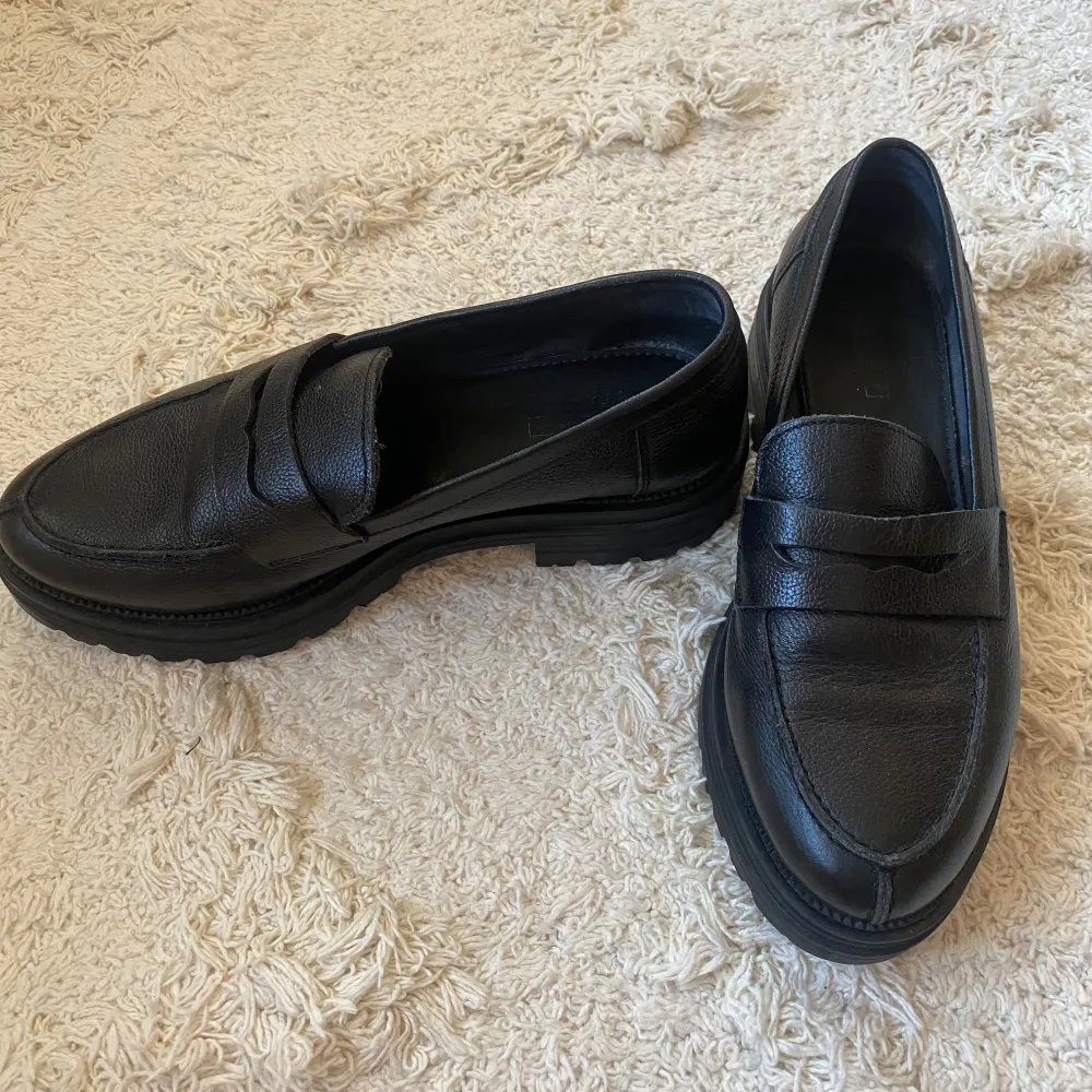 Svarta loafers i bra skick!. Skor.