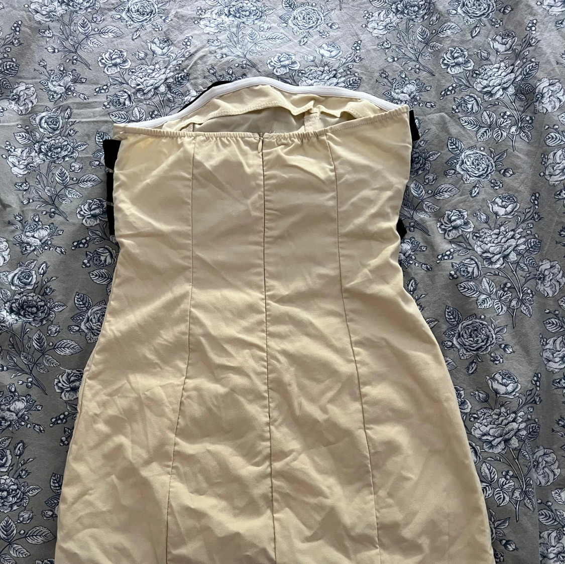 Beige klänning med svarta detaljer - 91