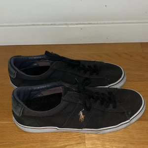 Polo Ralph Lauren Skor - Säljer ett par feta dojor. Storleken är 44 och skicket är bra! Hör av er efter fler bilder eller andra frågor! Priser kan diskuteras vid snabb affär.