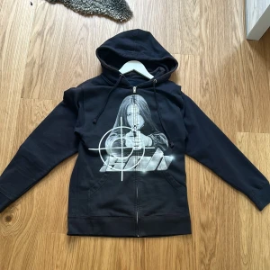 SOH shooter zip up - South of heaven shooter zip up, skit snygg men inte min stil längre så vill sälja, STRLK s men passar som en lite mer tight fit M också