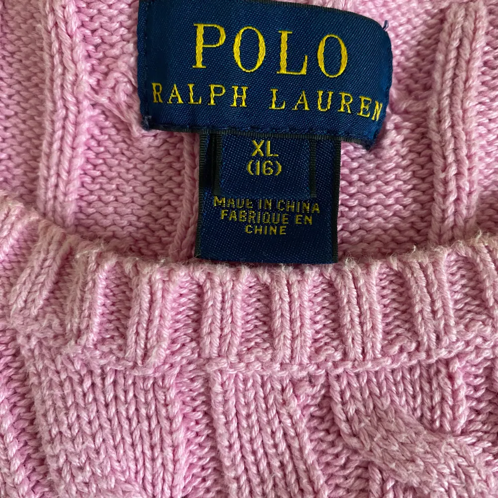 Säljer den här jätte fina rosa Ralph Lauren tröjan i storlek xl (16år) skulle säga att passar bra på mig som e 163 cm lång, original pris är 1 495kr men säljer den för 450kr💘. Hoodies.